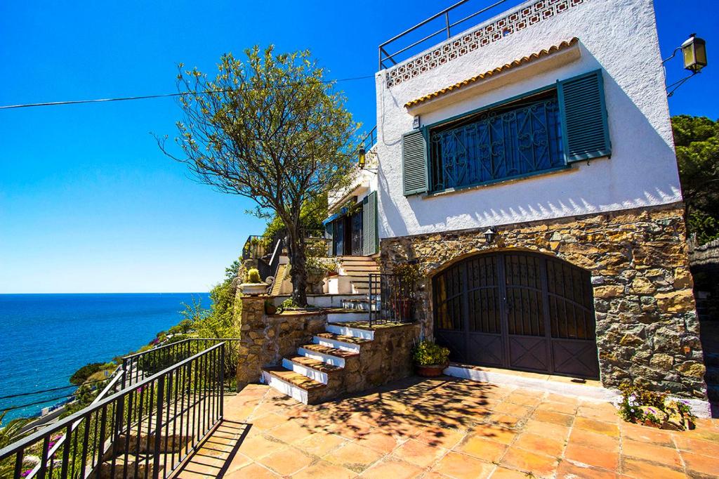 カレーリャにあるVilla De Luzの海辺の門と階段のある家