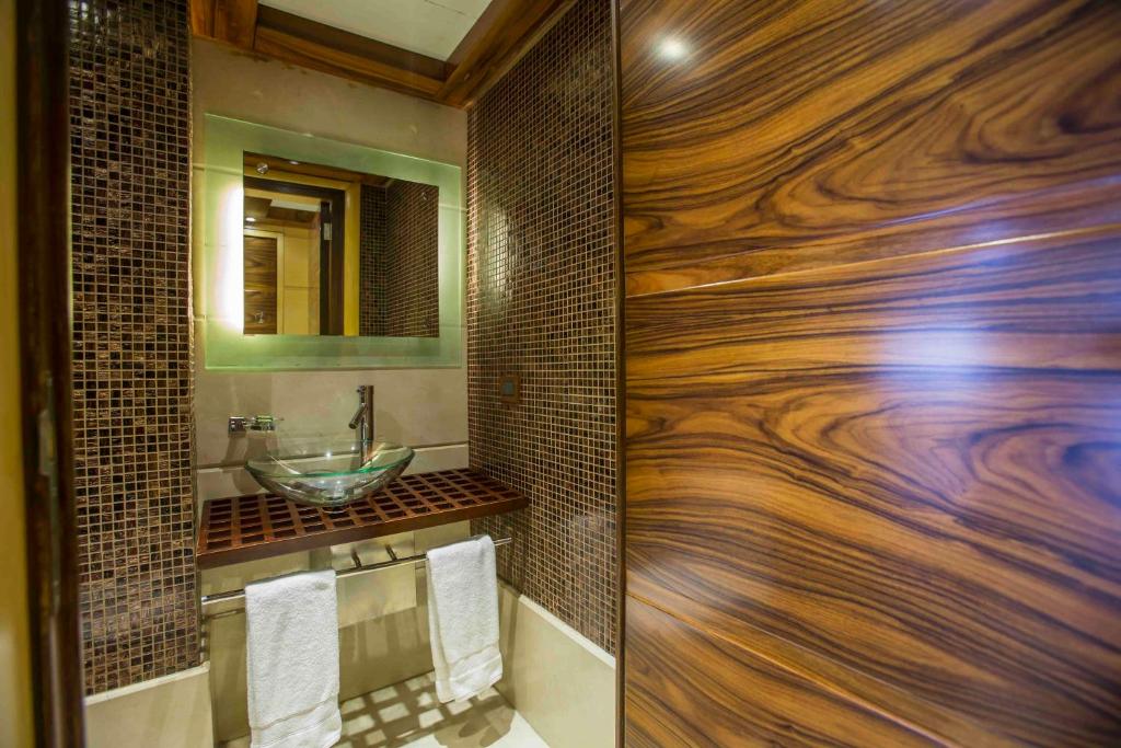 Koupelna v ubytování Lahoya Suites