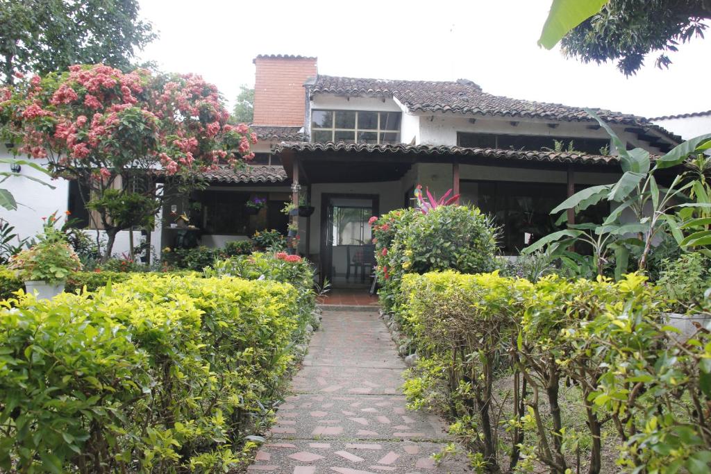una casa con un camino que conduce al patio delantero en La Provincia Casa Campestre, en Rivera