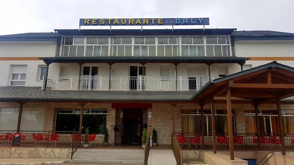 un edificio con un letrero que lee restaurante infeliz en Hostal Orly en Camponaraya