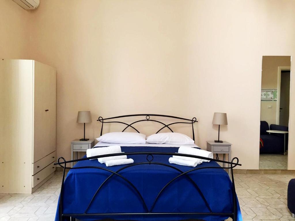 ナポリにあるCaToledoのベッドルーム(白い枕の青いベッド1台付)