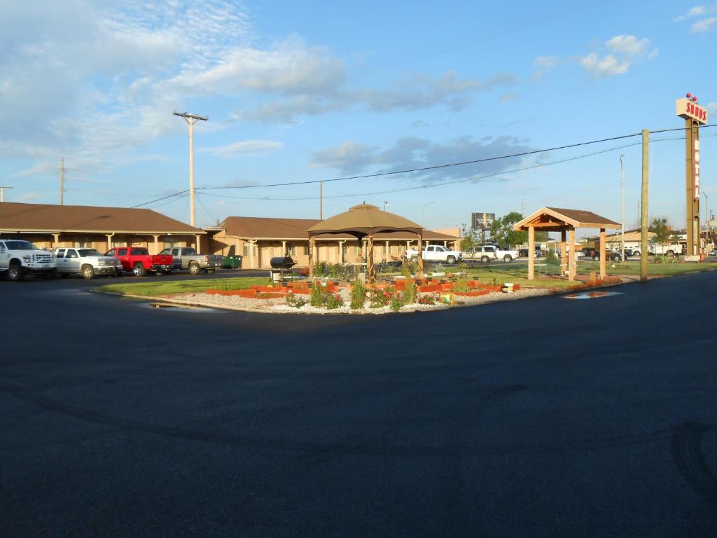 eine leere Straße vor einem Parkplatz in der Unterkunft Sands Motel in Cheyenne