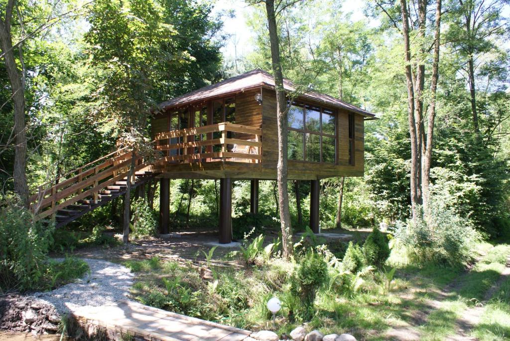 ein Baumhaus mitten im Wald in der Unterkunft Porumbacu Treehouse in Porumbacu de Sus