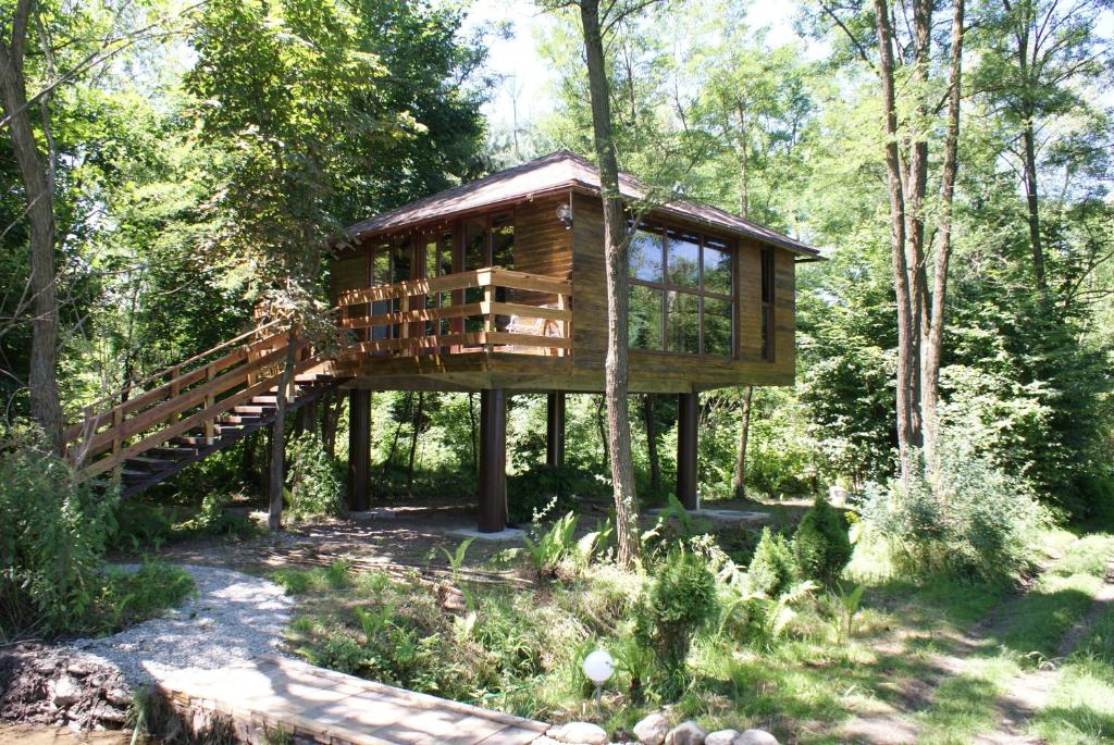 une cabane dans les arbres au milieu de la forêt dans l'établissement Porumbacu Treehouse, à Porumbacu de Sus