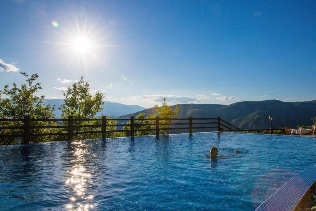 Bazén v ubytování Hotel Leshten nebo v jeho okolí