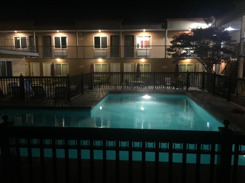 Bazén v ubytování Sahara Courtyard Inn Penticton nebo v jeho okolí