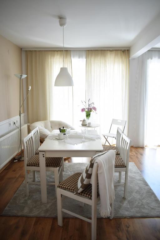 Una sala de estar con una mesa y sillas blancas. en Apartment Sneshka, en Ohrid