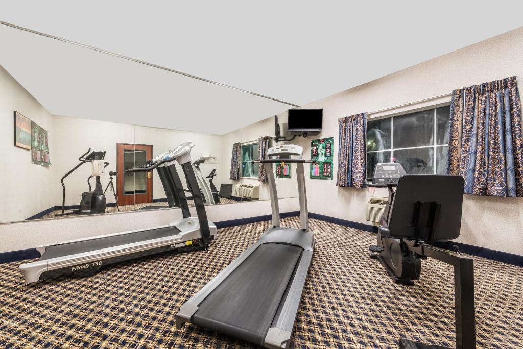 Fitness centrum a/nebo fitness zařízení v ubytování Super 8 by Wyndham Weatherford