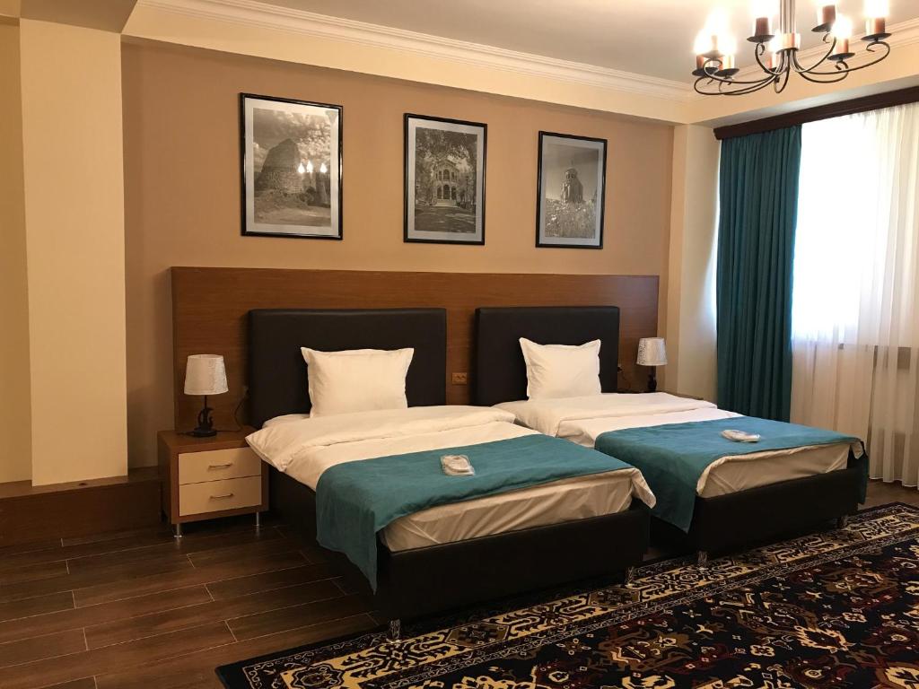 Postel nebo postele na pokoji v ubytování Hotel Plaza Viktoria