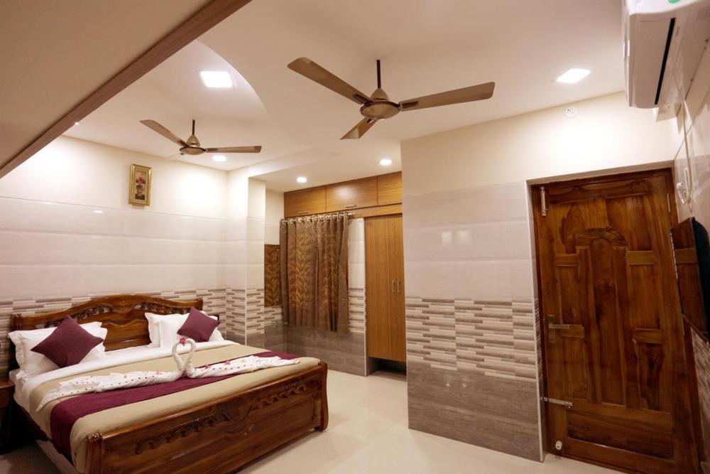 sypialnia z dużym łóżkiem i łazienką w obiekcie Hotel Green Palace w mieście Tańdźawur