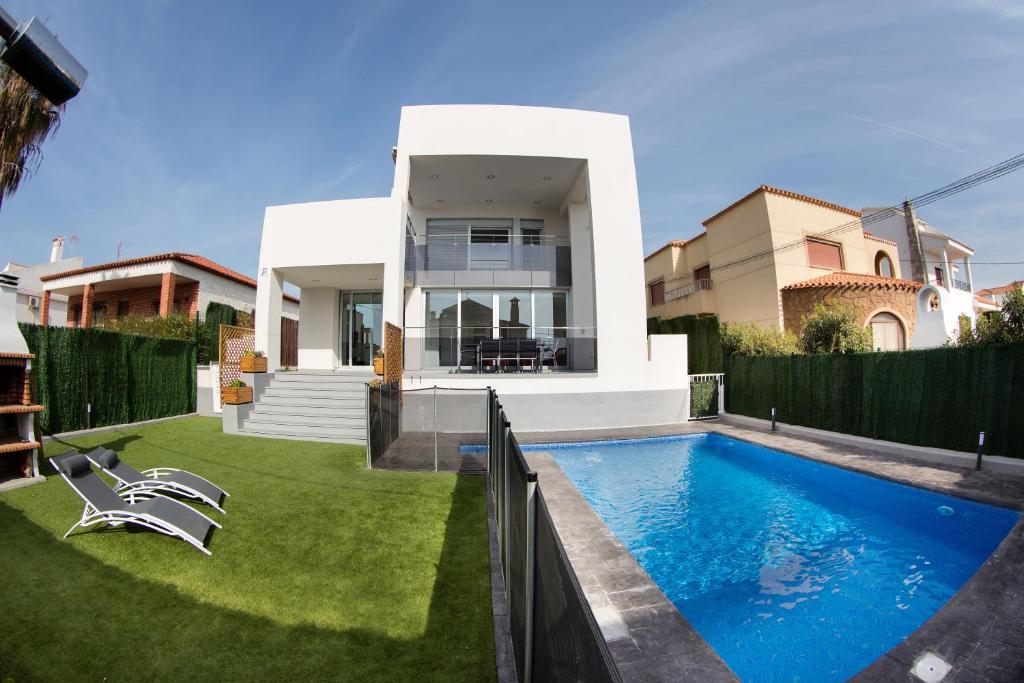 a house with a swimming pool in the yard at Villa La Gurulla in Garrucha