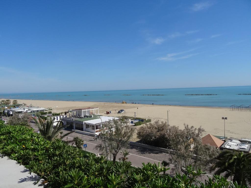 vista su una spiaggia con un edificio e sull'oceano di Pescara House a Pescara