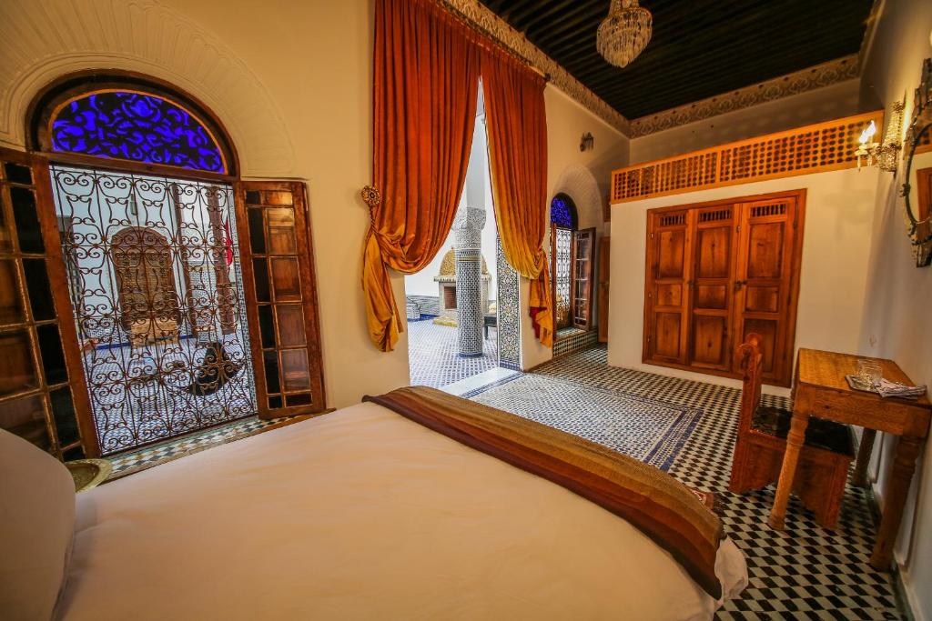 Postel nebo postele na pokoji v ubytování Palais Nazha Fes - Luxury Lodging