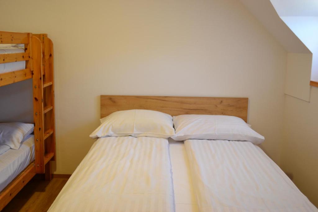 Postel nebo postele na pokoji v ubytování Apartments Prekmurska vas - Vital Resort