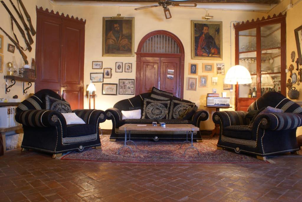 ein Wohnzimmer mit 3 Sofas und einem Tisch in der Unterkunft Cal Pubillet in el Mas de Bon Dia
