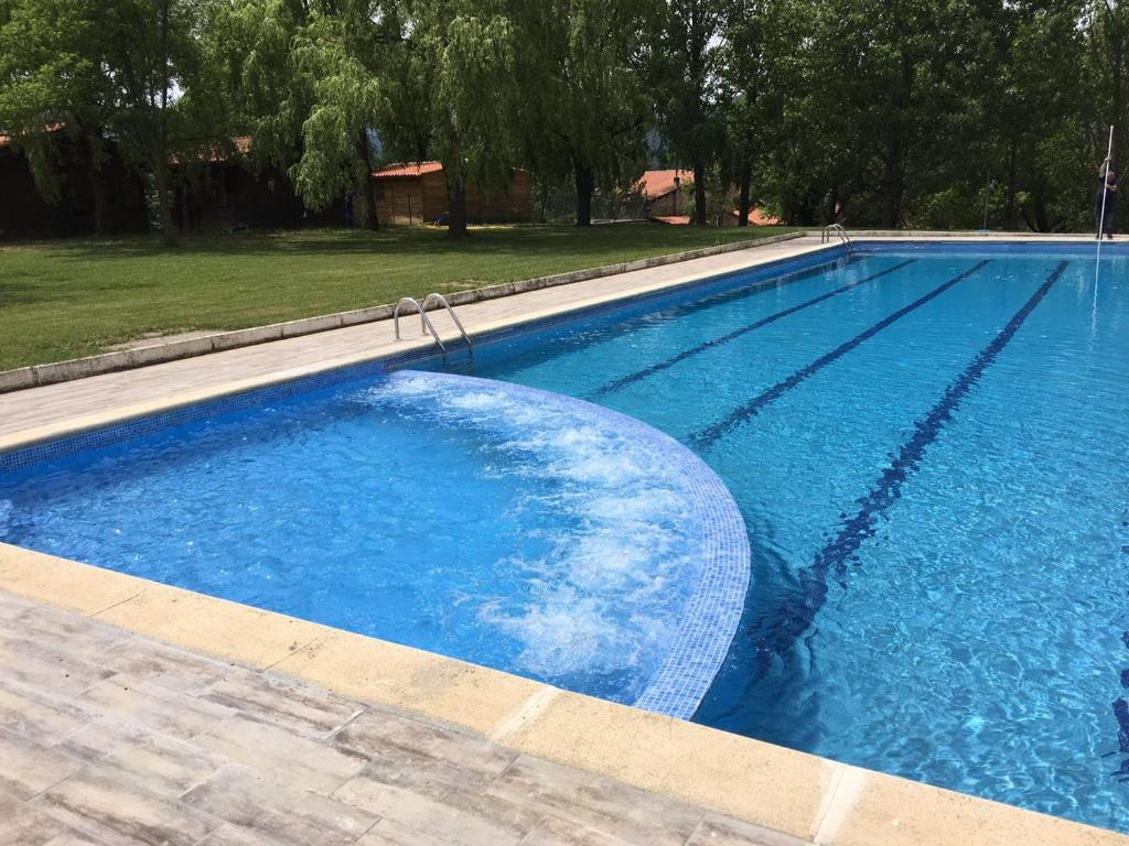 una gran piscina de agua azul en Camping Ripolles, en Ripoll