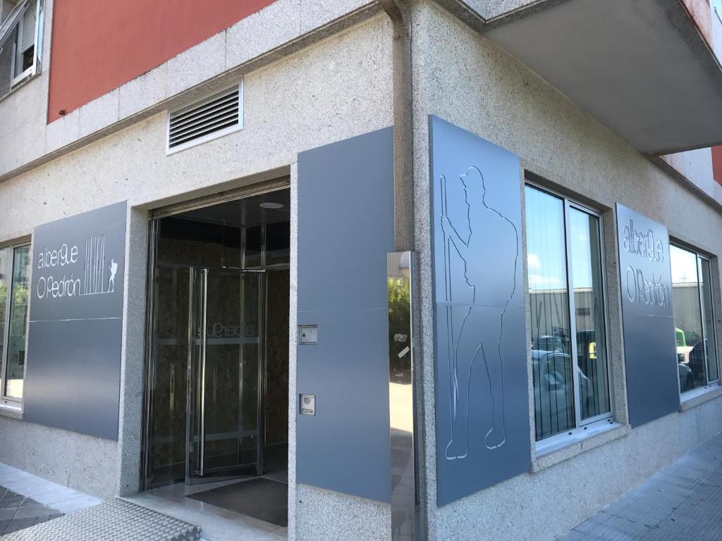 The facade or entrance of Albergue O Pedrón Hostel & Rooms