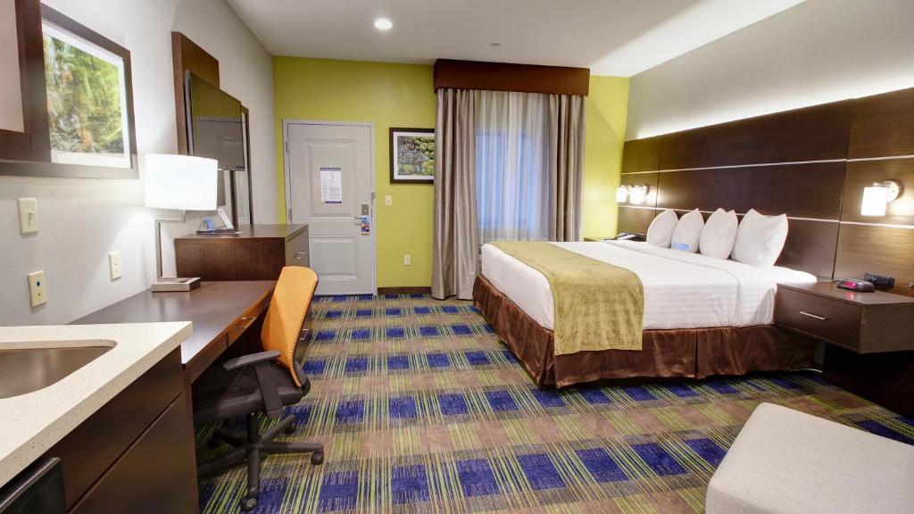 Postel nebo postele na pokoji v ubytování Days Inn & Suites by Wyndham Port Arthur