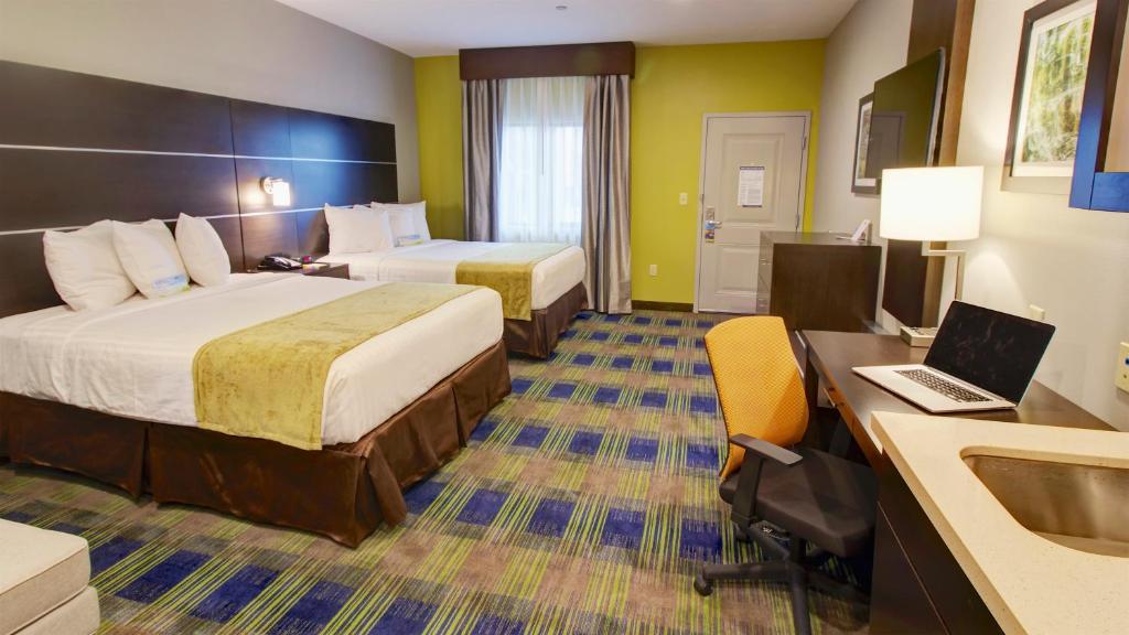 Postel nebo postele na pokoji v ubytování Days Inn & Suites by Wyndham Port Arthur