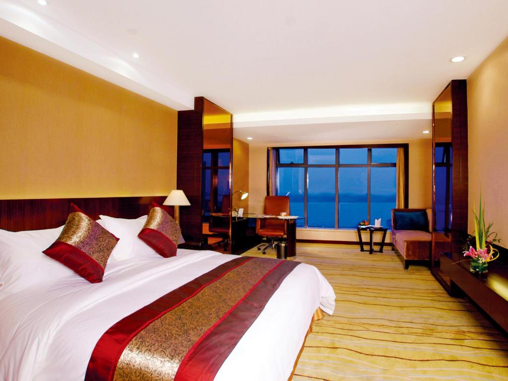 Postel nebo postele na pokoji v ubytování WuHu XingBai JinLing Hotel