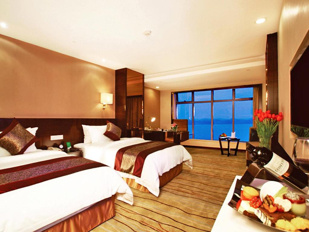Postel nebo postele na pokoji v ubytování WuHu XingBai JinLing Hotel