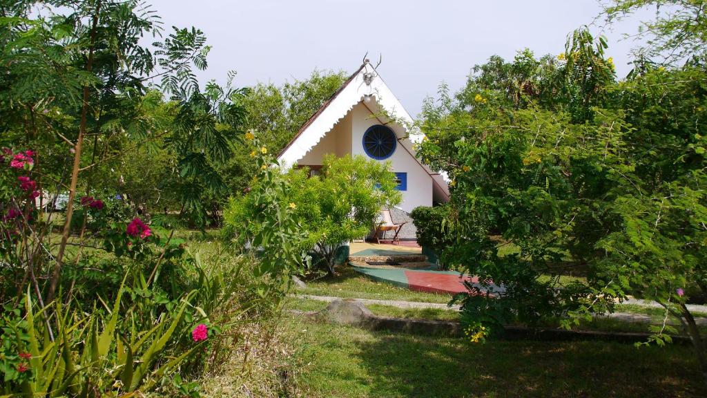 ein kleines Haus inmitten eines Gartens in der Unterkunft Suduweli Beauties of Nature - Yala in Kirinda