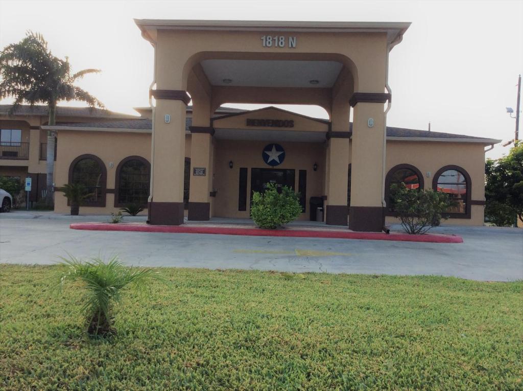 a building with the number on the front at Texas Inn - Welasco/Mercedes in Weslaco