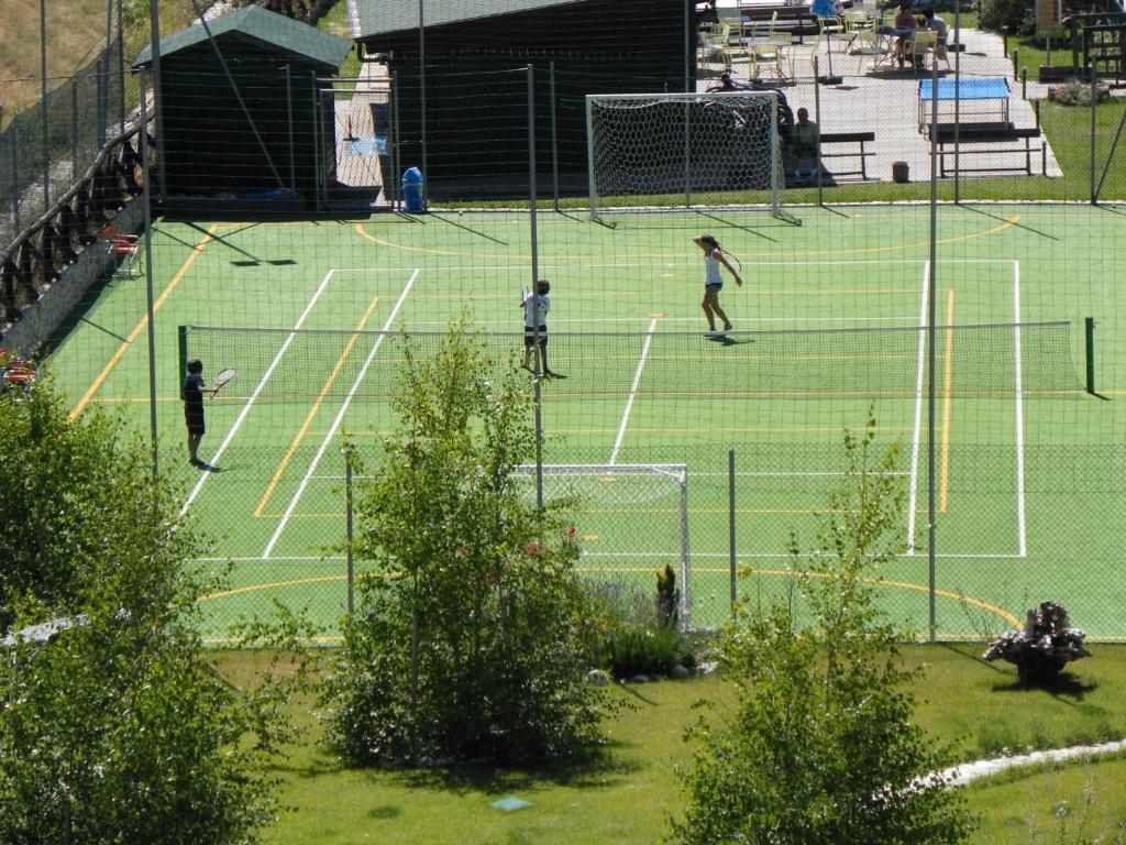 Tenis a/nebo squash v ubytování Ovindoli Park Hotel & SPA nebo okolí