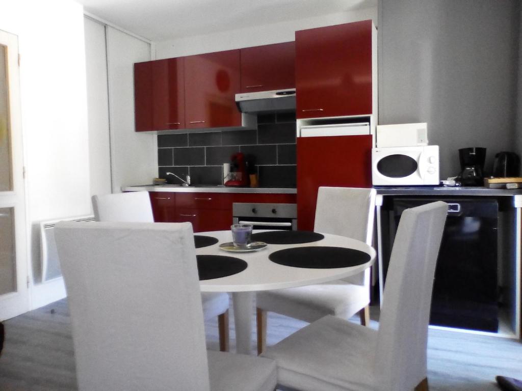 Kuchyň nebo kuchyňský kout v ubytování Appartement Résidence les Acacias