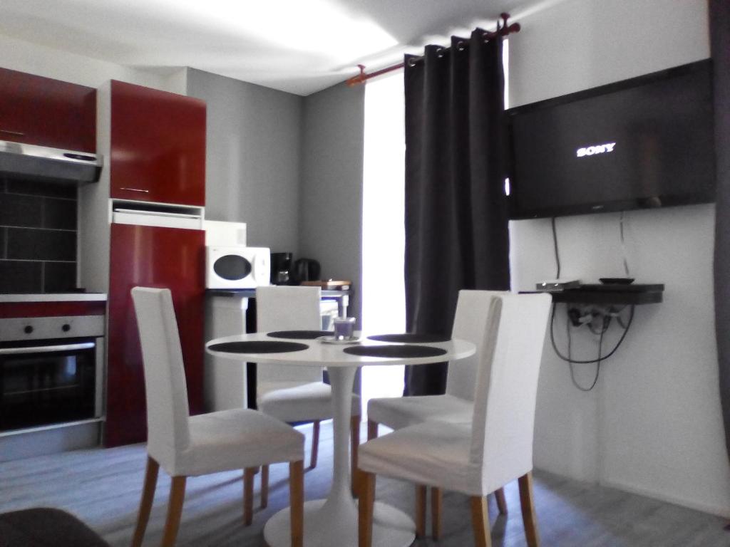 Kuchyň nebo kuchyňský kout v ubytování Appartement Résidence les Acacias