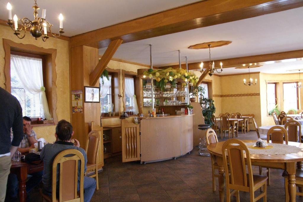 un restaurante con gente sentada en las mesas de una habitación en Agro-Gala, en Rabka