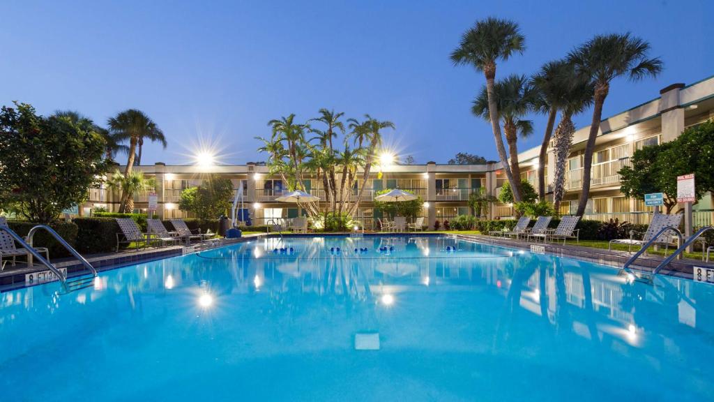 una gran piscina frente a un hotel en Best Western Downtown Stuart, en Stuart