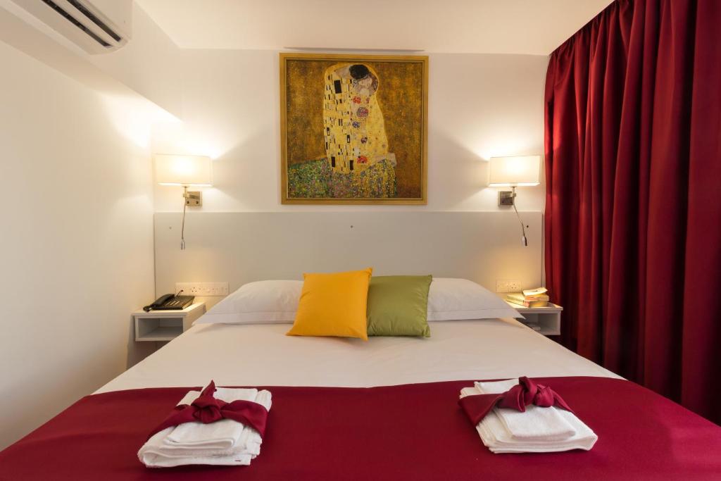 Postel nebo postele na pokoji v ubytování Art & Wine Boutique Hotel