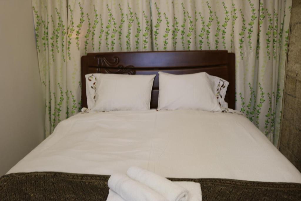 Ένα ή περισσότερα κρεβάτια σε δωμάτιο στο Jerusalem Garden Home