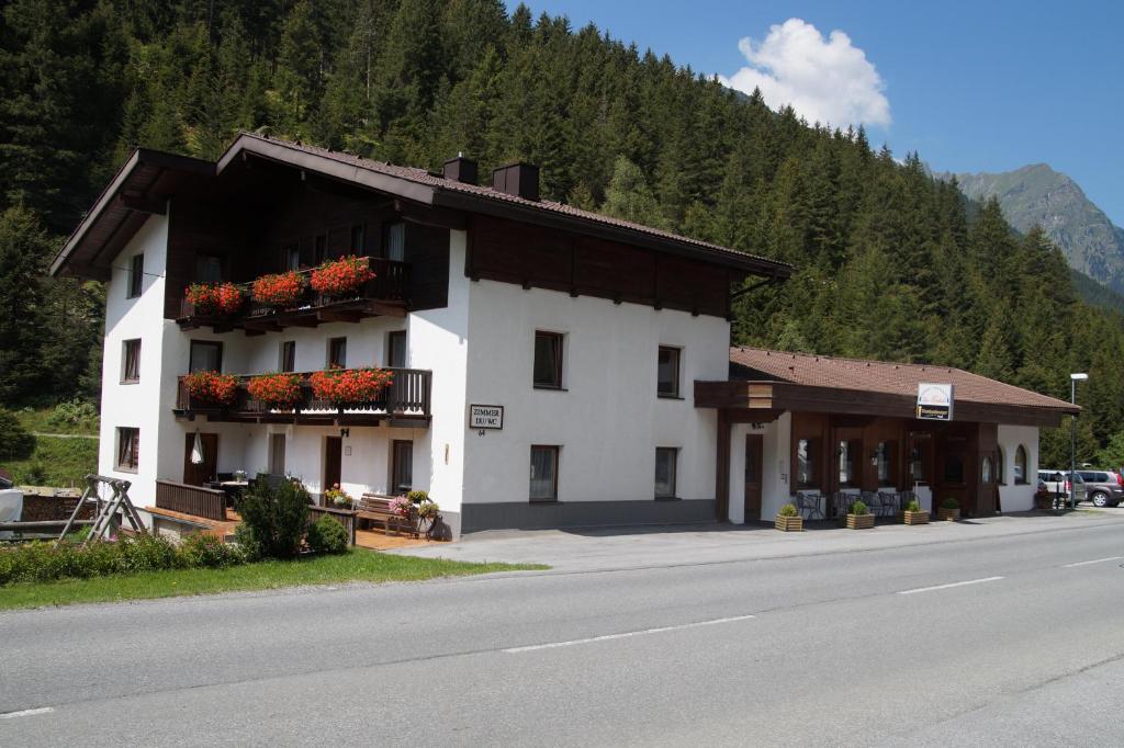 Gallery image of Gasthof zur Einkehr in Sankt Leonhard im Pitztal