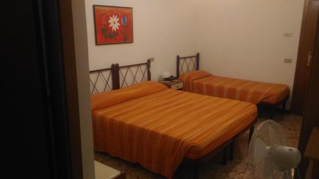 A bed or beds in a room at Pensione Delfino Azzurro