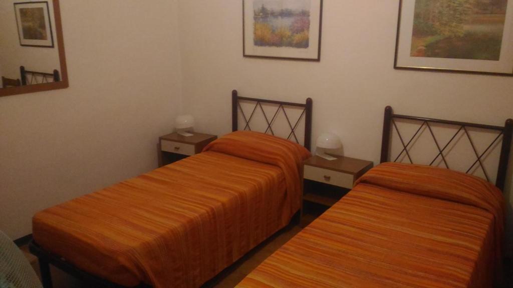 A bed or beds in a room at Pensione Delfino Azzurro