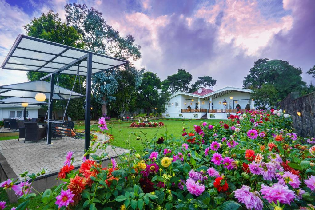 een tuin met kleurrijke bloemen in een park bij La Grande Villa in Nuwara Eliya