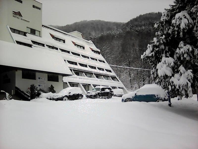 Everest Hotel v zimě