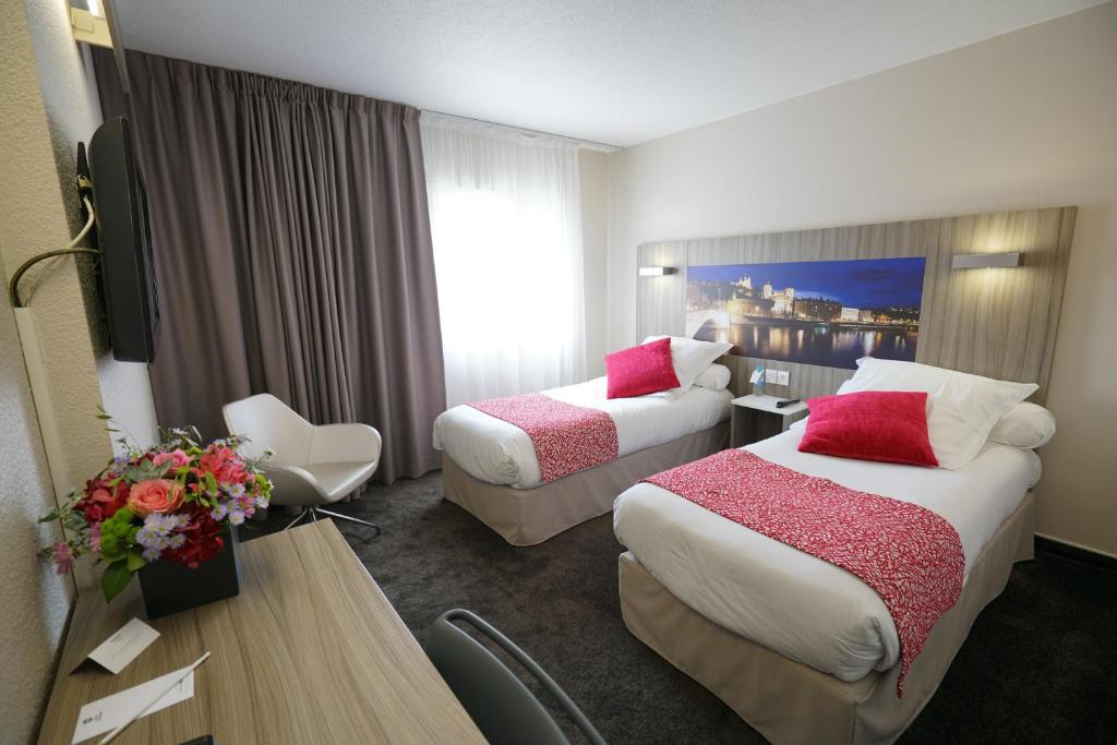 Postel nebo postele na pokoji v ubytování Hôtel Saphir Lyon