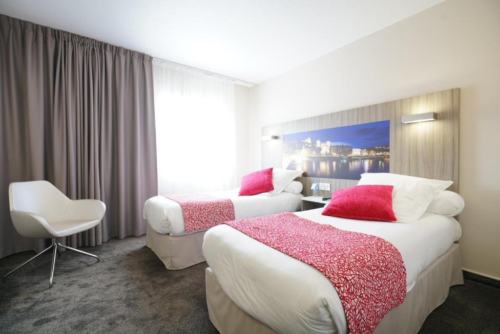 Postel nebo postele na pokoji v ubytování Hôtel Saphir Lyon
