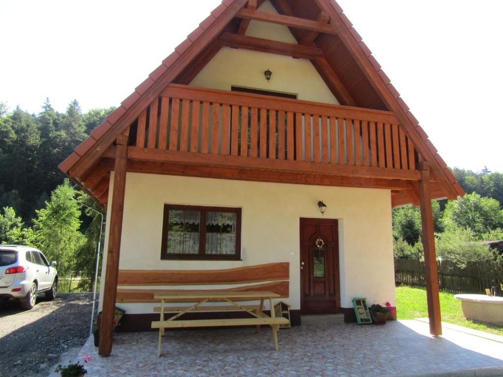 una piccola casa con tetto in legno di Rekreacni Dum Brdy a Ohrazenice