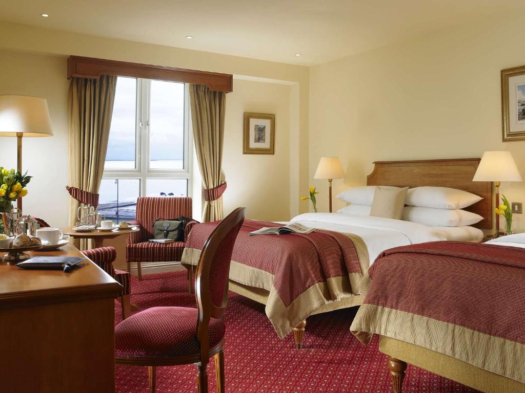 Postel nebo postele na pokoji v ubytování Galway Bay Hotel Conference & Leisure Centre