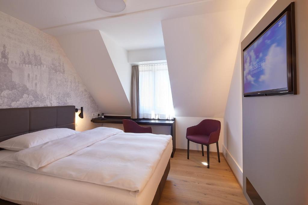 Postel nebo postele na pokoji v ubytování Hotel Gasthof zum Ochsen