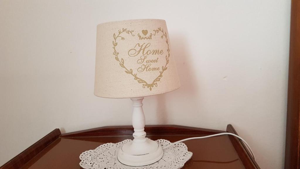 una lámpara sobre una mesa con una sombra de lámpara en forma de corazón en Appartamento Valle dei Laghi, en Calavino