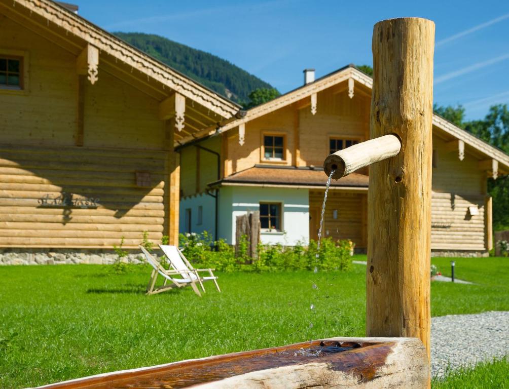 A garden outside Lehenriedl Chalet