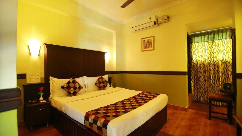 un dormitorio con una cama grande en una habitación en Hotel Palace Tower, en Trichūr