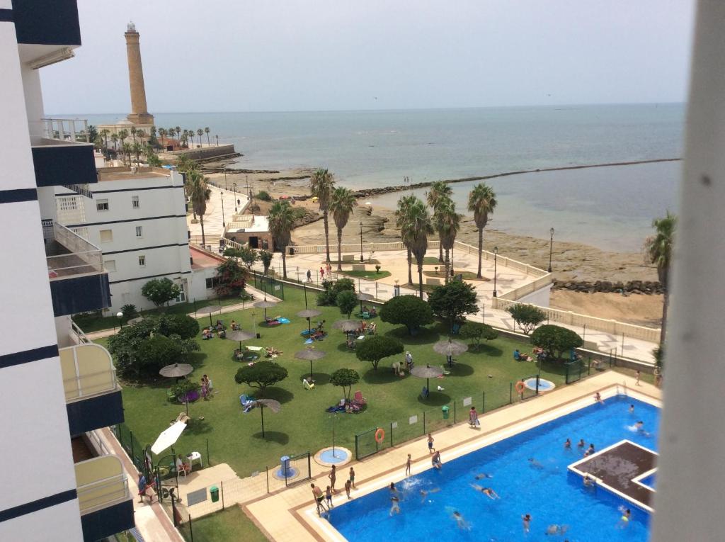 チピオナにあるVillablanca Apartamentoのプールと海の景色を望むバルコニーが備わります。