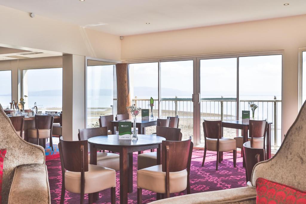 Posezení v ubytování Redcastle Hotel