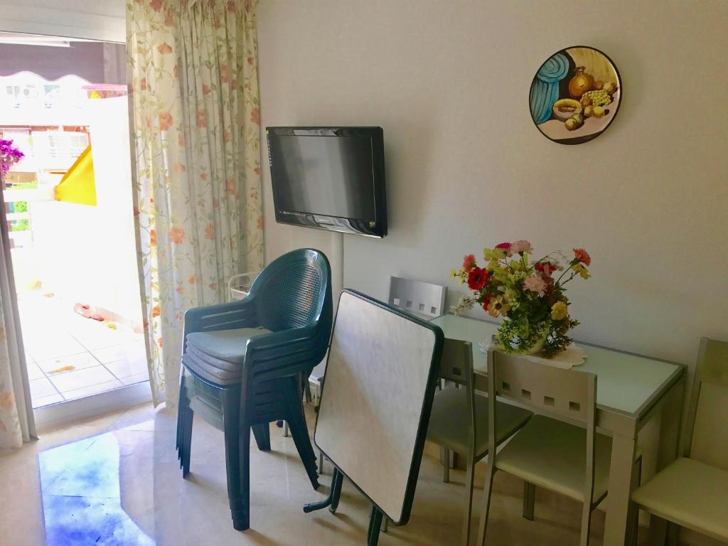 Televízia a/alebo spoločenská miestnosť v ubytovaní Parque Marbella
